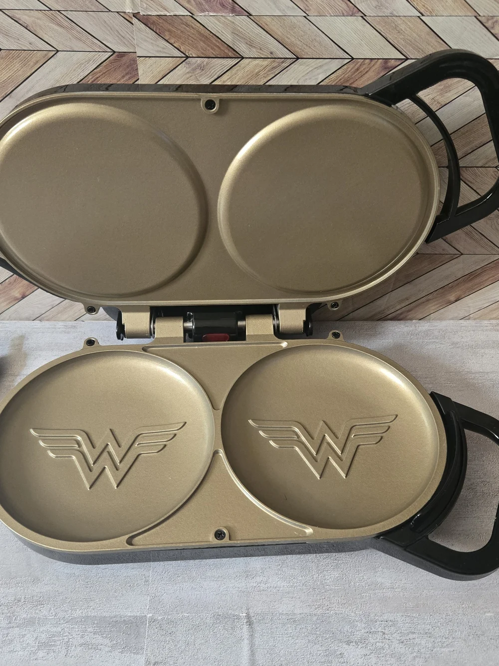 Wonder Woman Electric Pancake Maker DCW-300CN Gold Black DC Comics w/ Manual